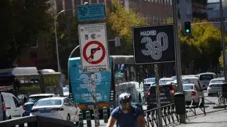 Un cartel indica la zona de bajas emisiones 360 del Distrito Centro en Madrid (España).