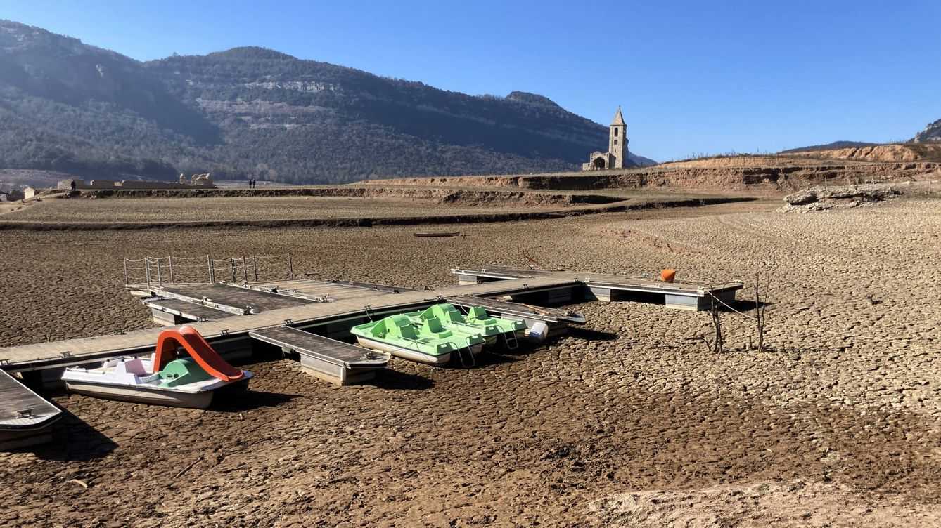 Foto: Vista actual del embalse de Sau, en Barcelona, prácticamente vacío de agua. (Jose Luis Gallego)