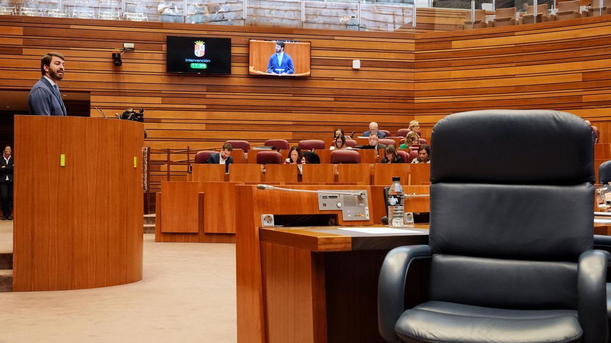 El portavoz del Grupo Parlamentario de Vox, Juan García-Gallardo (i), interviene, ante la silla vacía del presidente de la Junta, ausente durante ese momento, en la sesión plenaria del pleno de las Cortes de Castilla y León en la que se vota sobre la admisión o no a trámite de la proposición de Ley de Concordia que presentaron en abril pasado PP y Vox, cuando aún gobernaban juntos, y de la que ahora recelan los populares.