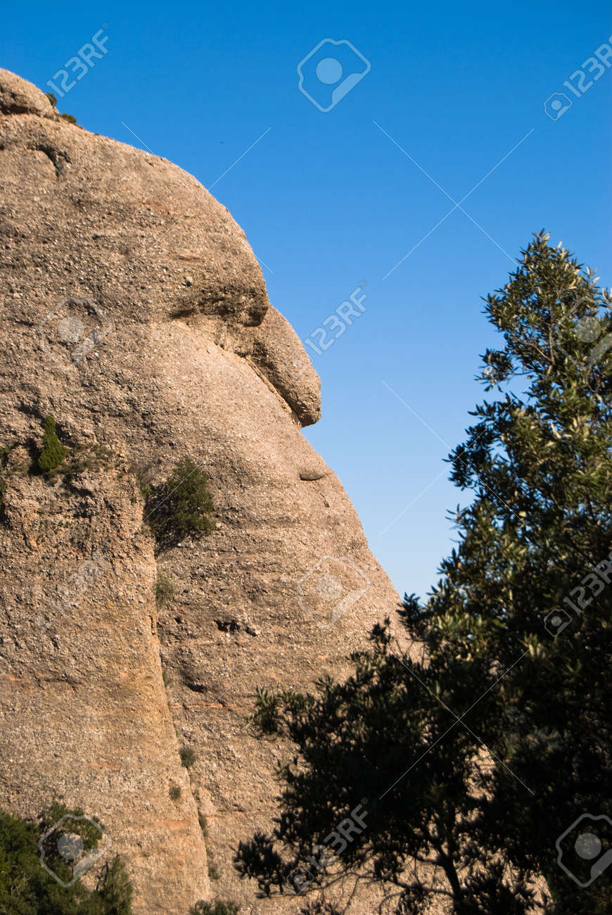 10163290-cara-colina-en-forma-de-cadena-montaña-de-montserrat-cerca-de-barcelona-en-cataluña.jpg