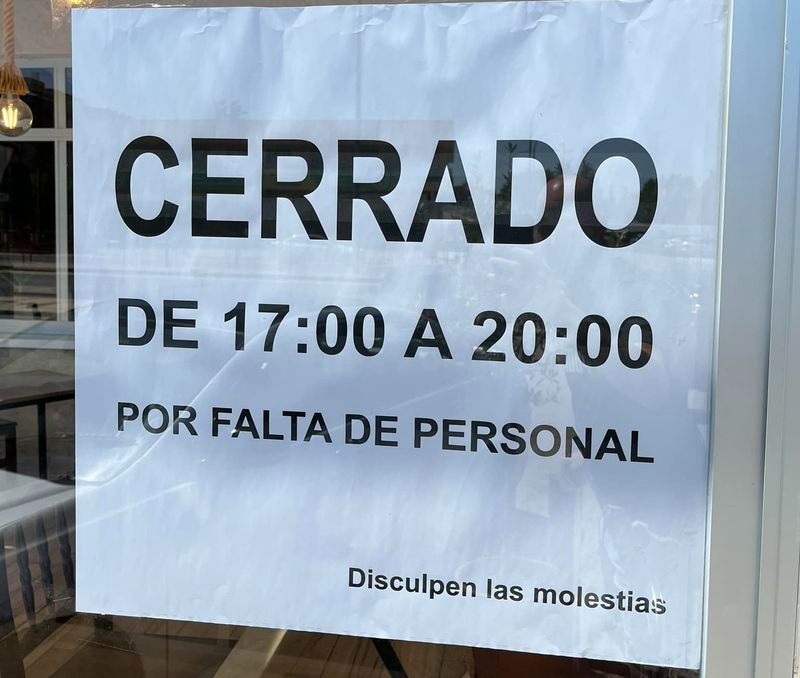 El cartel que ha colocado el Restaurante Grana y Oro en las puertas de su local | FACEBOOK