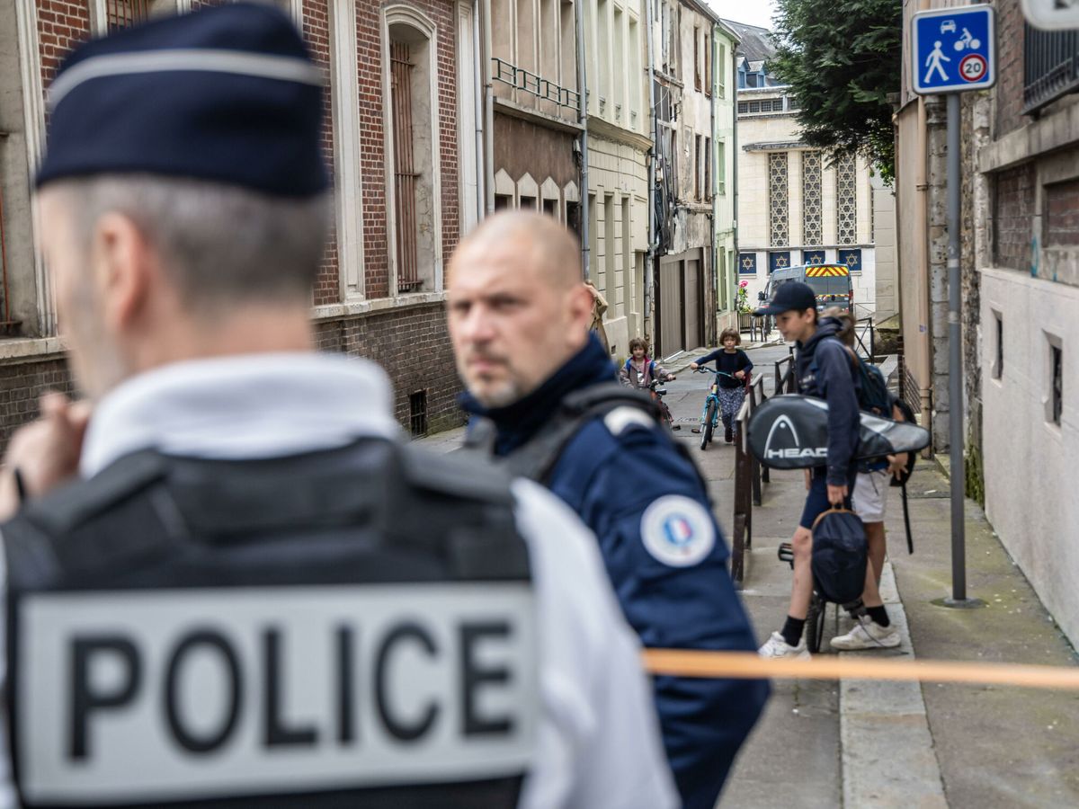 Foto: La Policía francesa acordona la sinagoga en Ruan. (EFE/EPA/Christophe Petit Tesson)