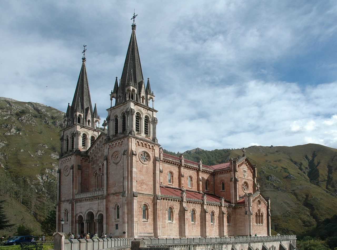 1280px-CovadongaCathedral2.jpg