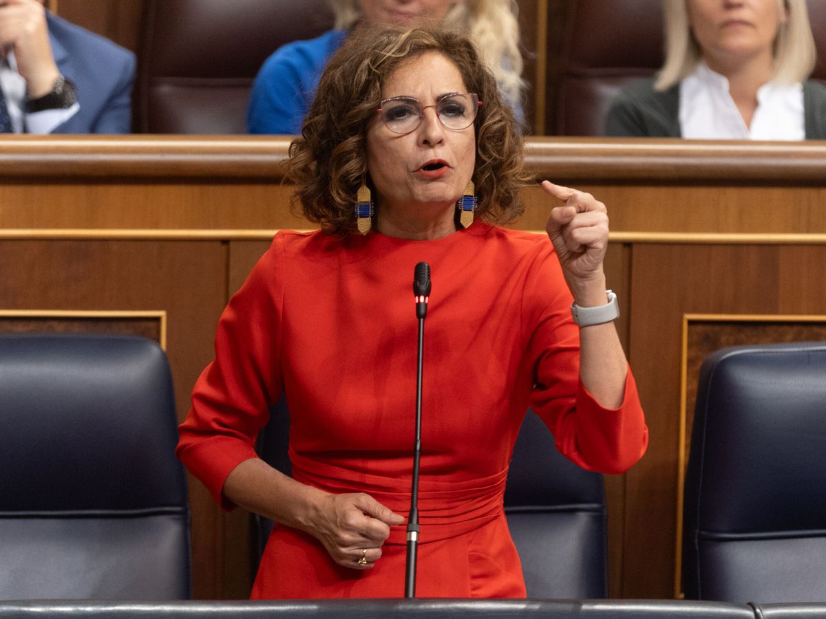 Foto: La vicepresidenta y ministra de Hacienda, María Jesús Montero, durante una sesión de control al Gobierno. (Europa Press/Eduardo Parra)