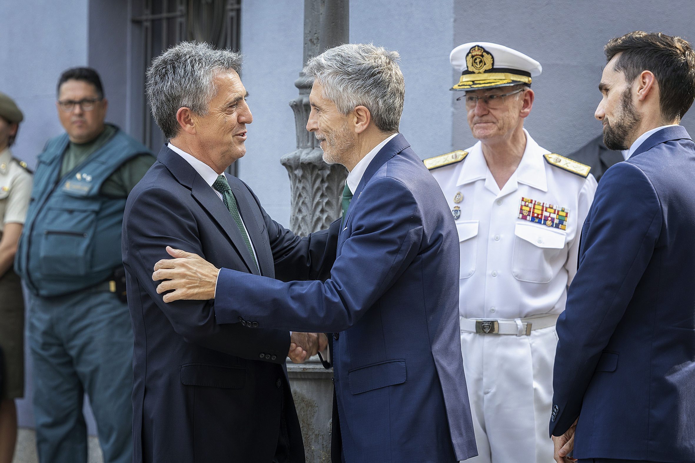 A la izquierda, Leonardo Marcos, ex director de la Guardia Civil, y el ministro Fernando Grande-Marlaska.