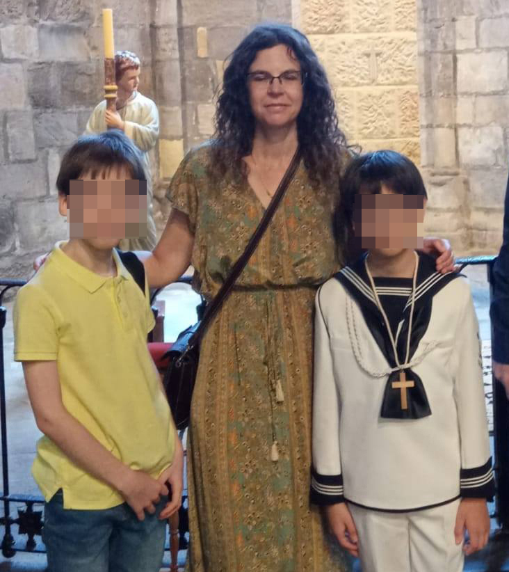 La enfermera vizcaína Silvia L. G. junto a los dos menores adoptados durante la comunión de uno de ellos.