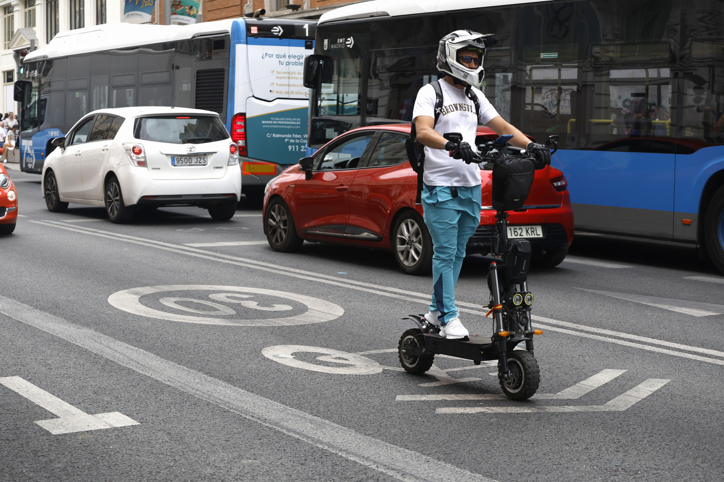 Un patinete circulando por una calle de Madrid