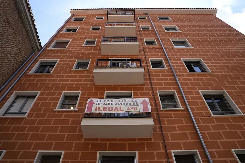 Un vecino denuncia un piso turístico, aledaño a la calle Mayor.