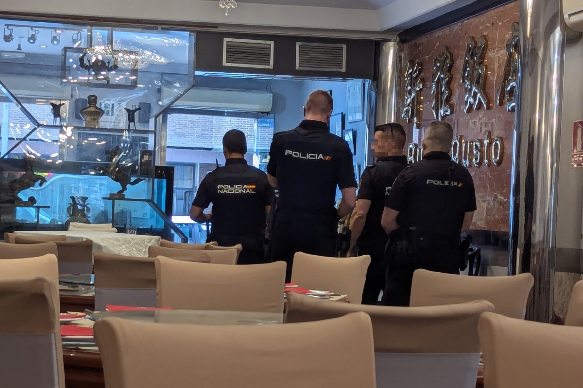 Agentes de la Policía Nacional irrumpen en el restaurante Buen Gusto.