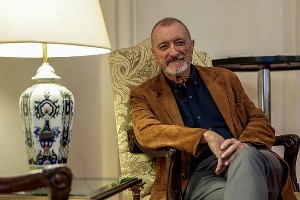 Arturo Pérez-Reverte atiza a la diversidad lingüística: Así no se pierde nadie