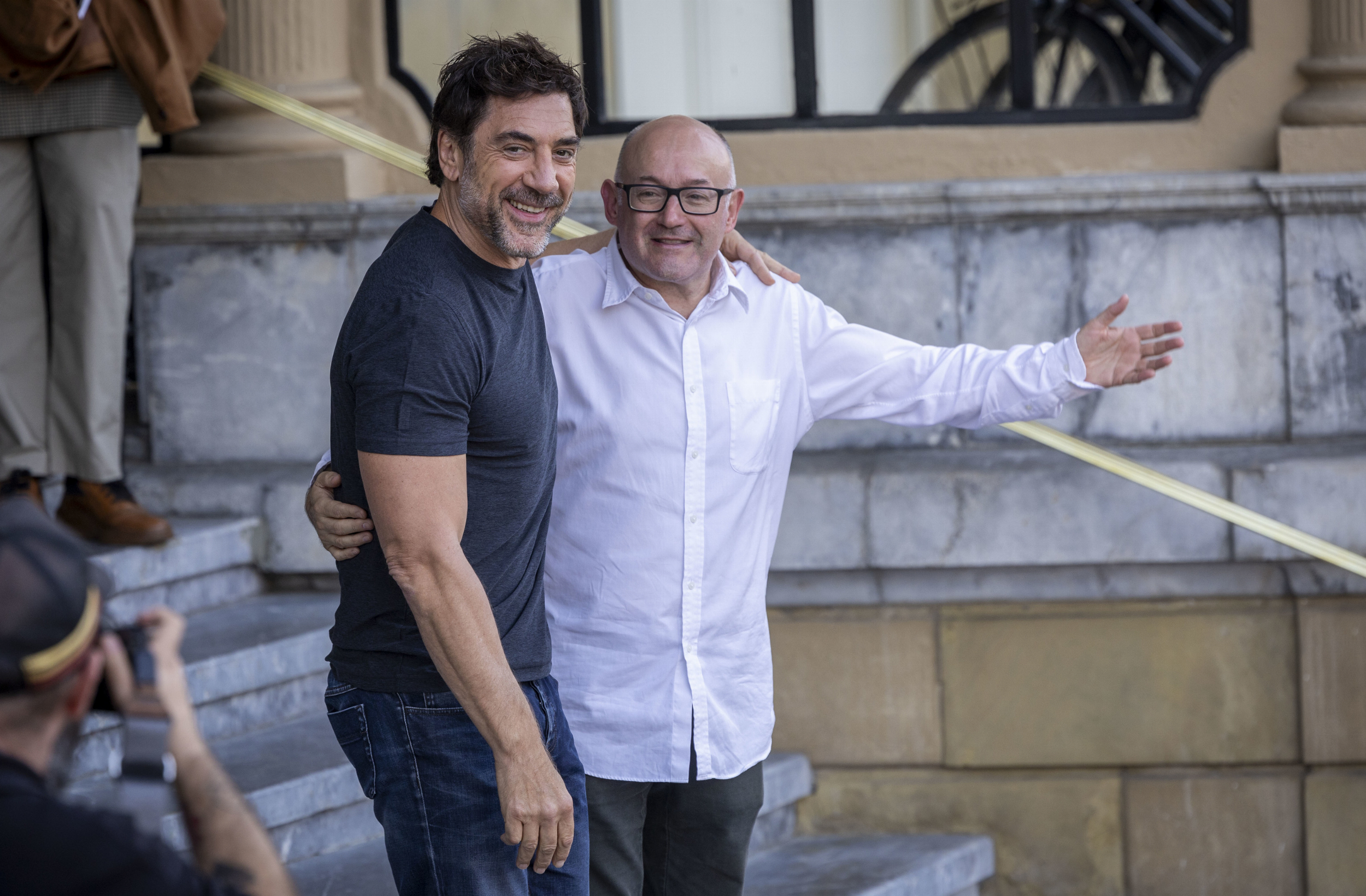 El director del Festival de Cine de San Sebastián, José Luis Rebordinos, ayer junto a Javier Bardem.