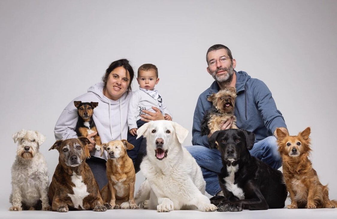 Cristina Mazarracín con su marido, su hijo Erik y sus ocho perros.