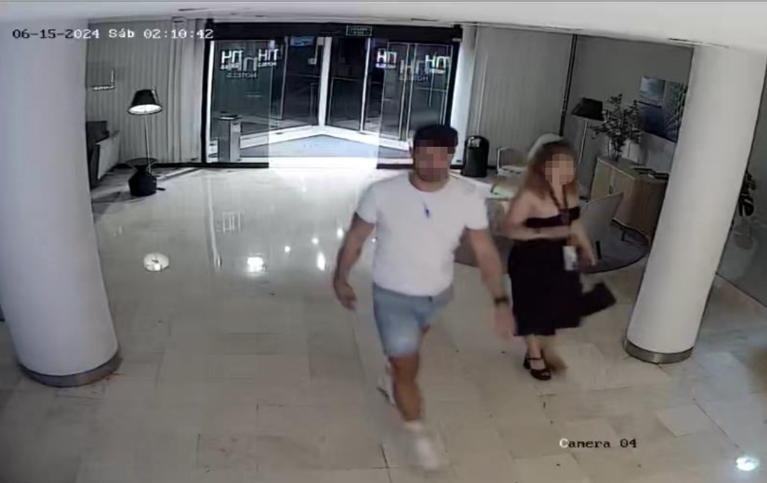 La denunciante y su presunto agresor, llegando con absoluta normalidad al hotel de la primera en la madrugada del 15 de junio pasado, antes de su supuesta violación, en imagen de las cámaras del hotel NH Ciudad de Santander.