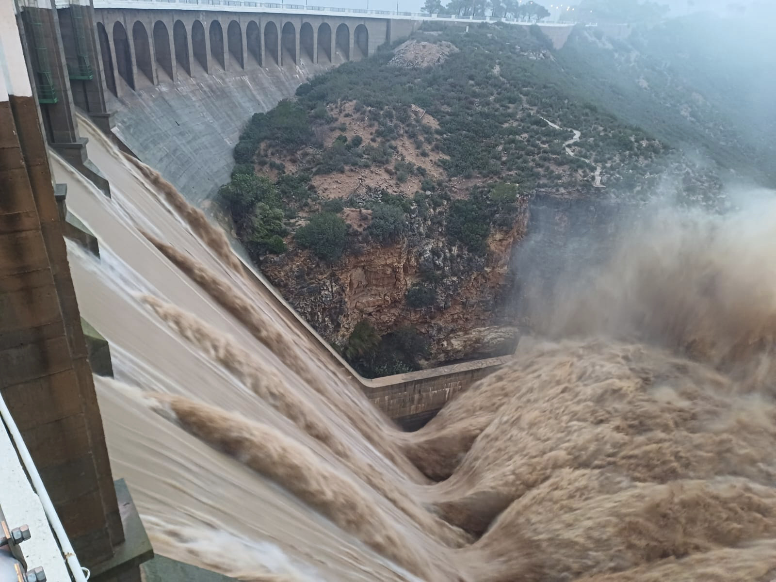 El milagro bajo el diluvio de Forata, la presa que frenó 37.000 millones de litros de agua