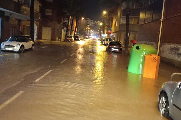 Una calle con balsas de agua, la pasada noche en Benicarló (Castellón).