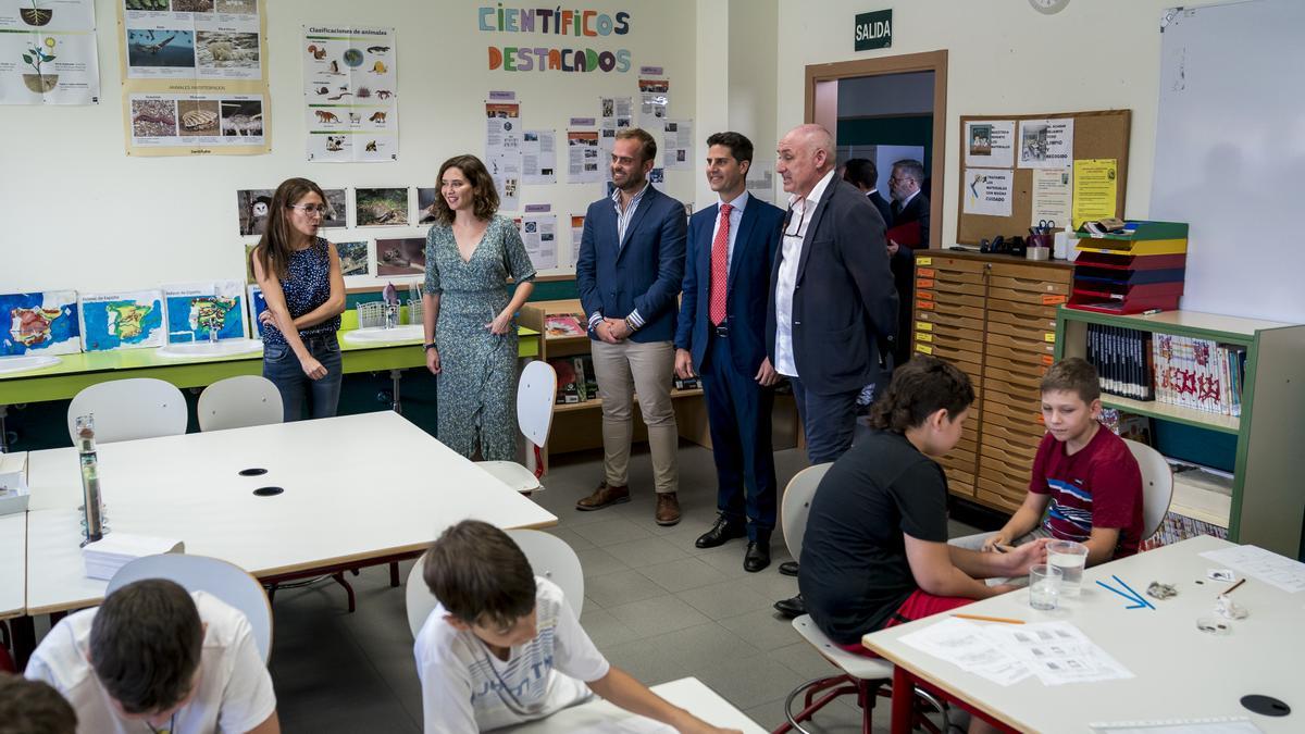 Ayuso y el consejero de Educación, Emilio Viciana Duro, durante la visita a un colegio.