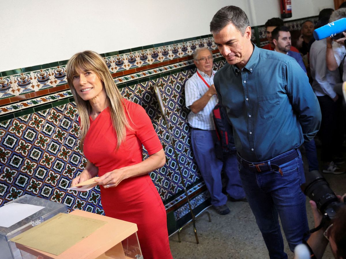 Foto: El presidente del Gobierno, Pedro Sánchez, junto a su mujer, Begoña Gómez. (Reuters/Nacho  Doce)
