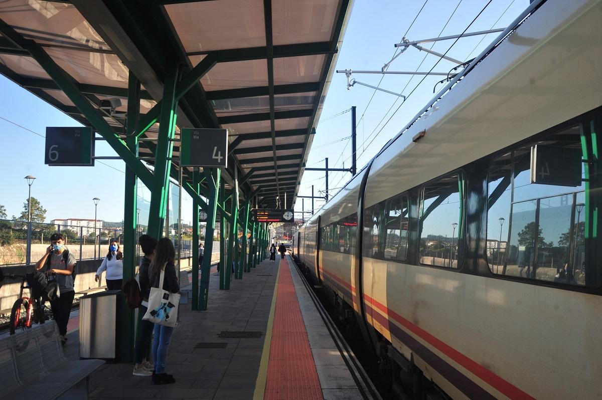 Pasajeros en la estación de tren de Vilagarcía