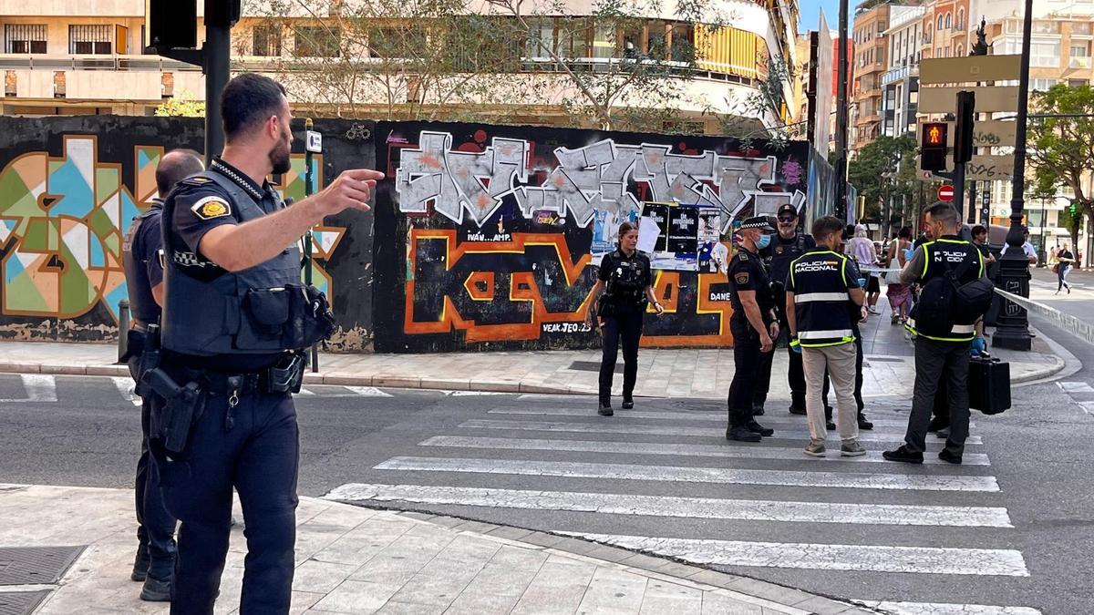 Cordón policial en el cruce entre Guillem de Castro con la calle Guillem Sorolla.