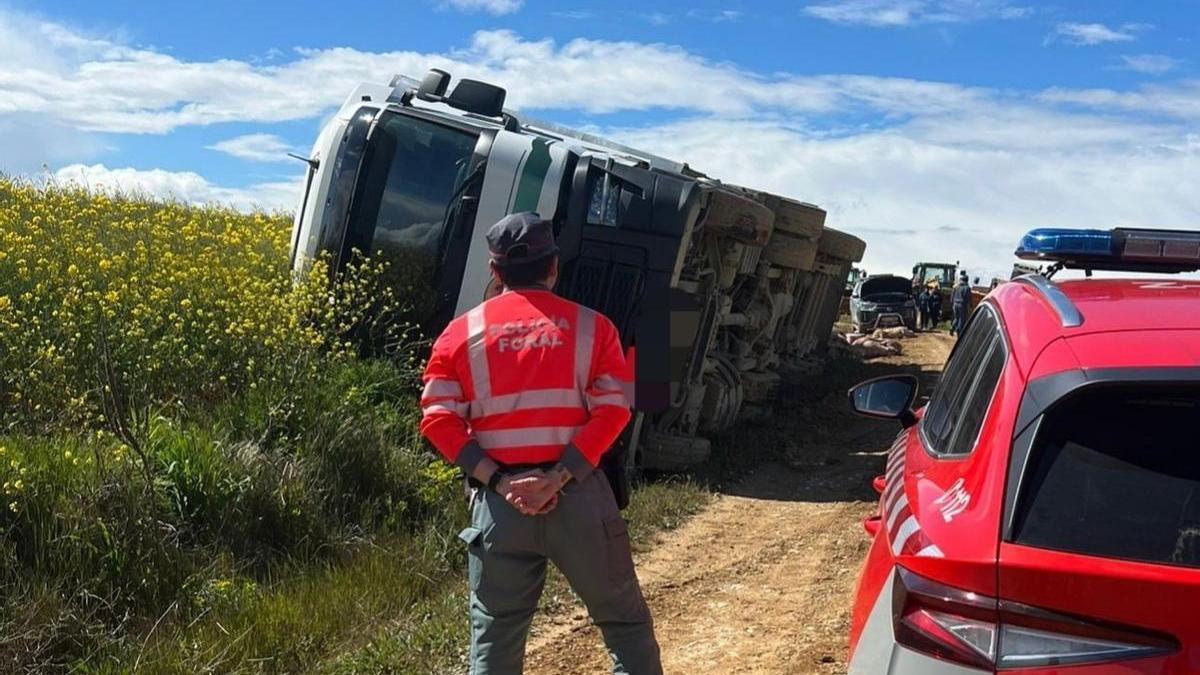 Imagen del camión volcado