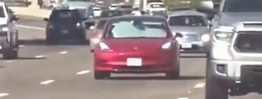 El propietario de un Tesla Model 3 alcanza la estupidez máxima: tapa el parabrisas y las ventanillas para que el coche conduzca solo por la autovía sin que le moleste el sol