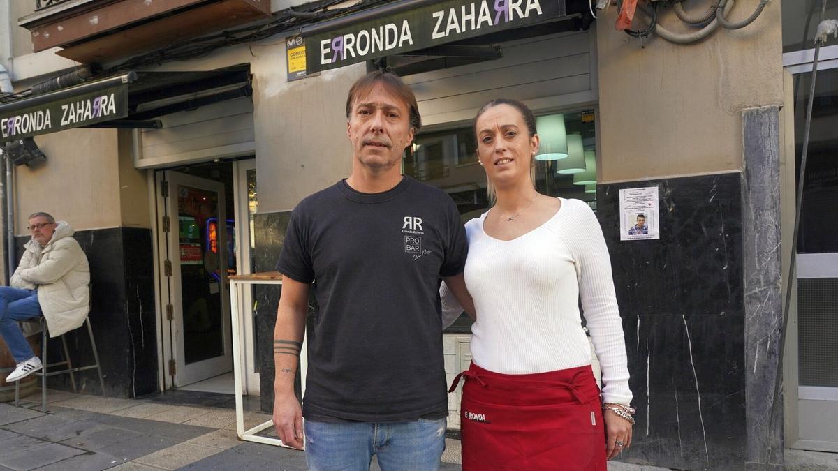 Óscar Pérez y su compañera posan frente a su bar, Erronda Zaharra, en Uribarri.