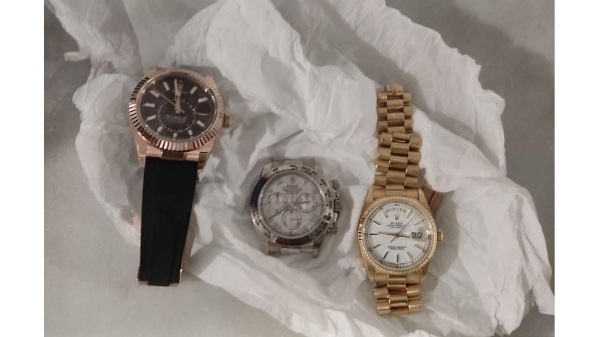 Los tres Rolex recuperados de la vagina de la mujer napolitana detenida.