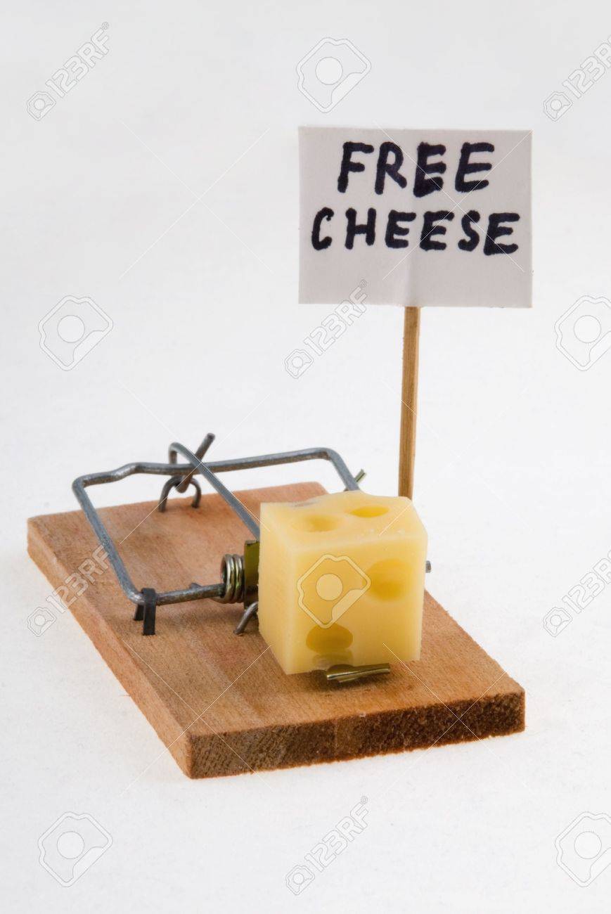 407964-trampa-del-ratón-con-queso-y-la-muestra-del-queso-libre.jpg