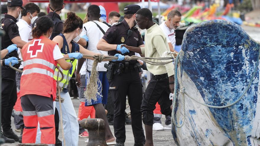 El Gobierno canario emplaza a la Policía autonómica a aplicar el protocolo que dificulta la acogida de menores migrantes