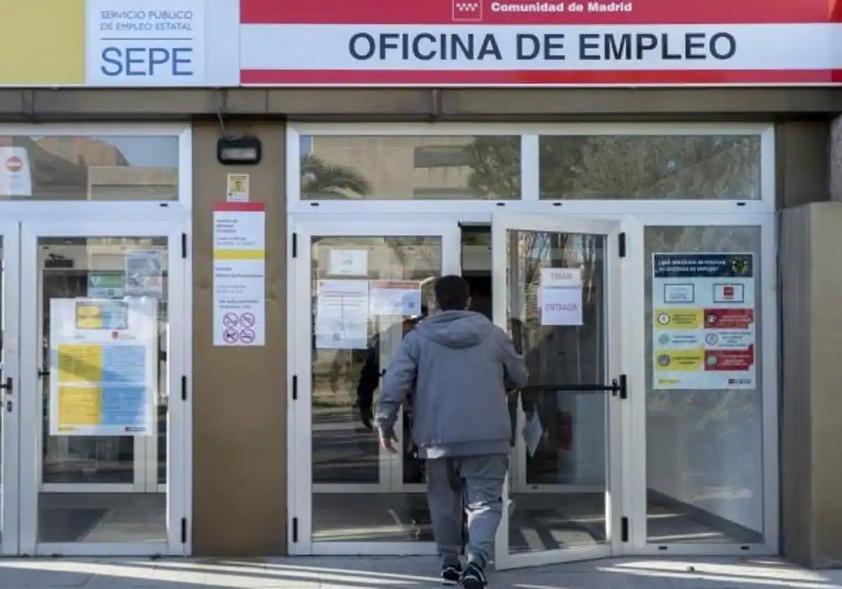 Un hombre entra en la Oficina de Empleo de Moratalaz (Madrid)