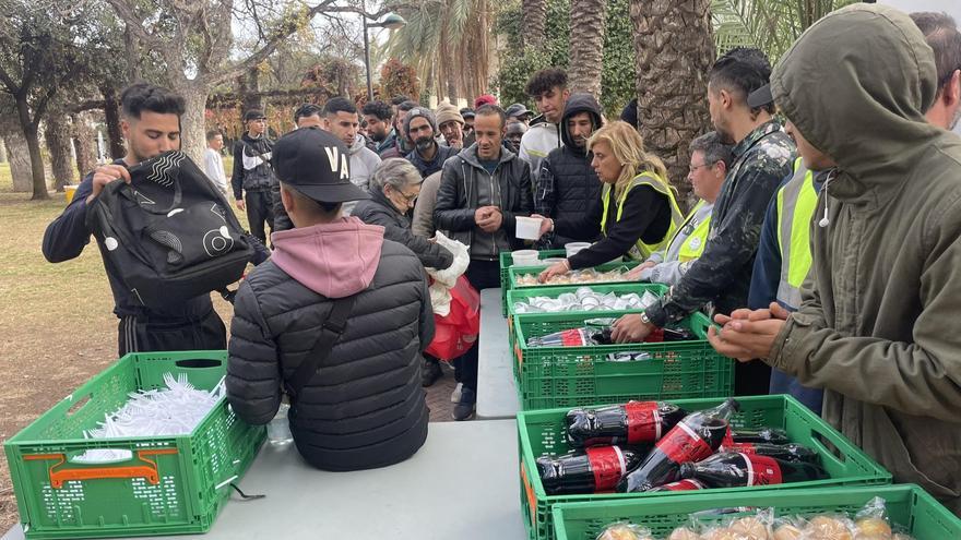 Personas sin hogar, en el reparto de comida del jardín del Túria de València: Solo venimos a por comida, no molestamos a nadie