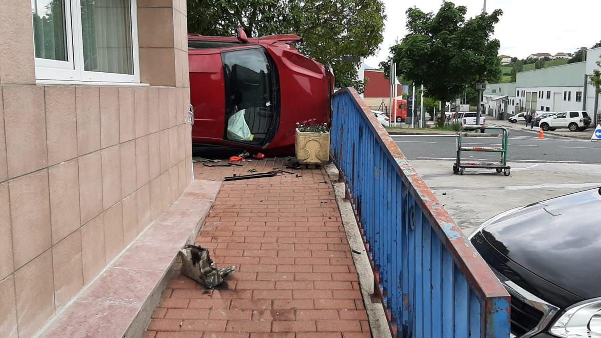 Otra imagen del vehículo volcado en la terraza del restaurante de Irurtzun