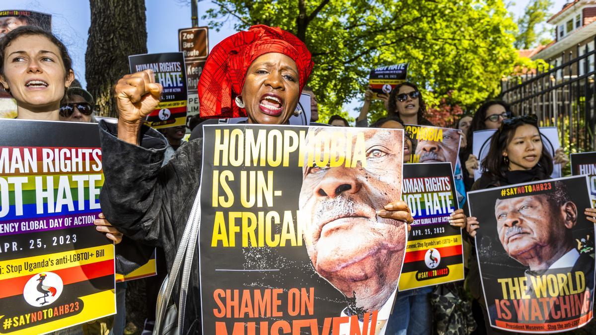 Fotografía de Archivo, 25 de Abril de 2023. Manifestación en protesta por la ley contra la comunidad LGTBI en Uganda frente a la Embajada ugandesa en Washington, EEUU