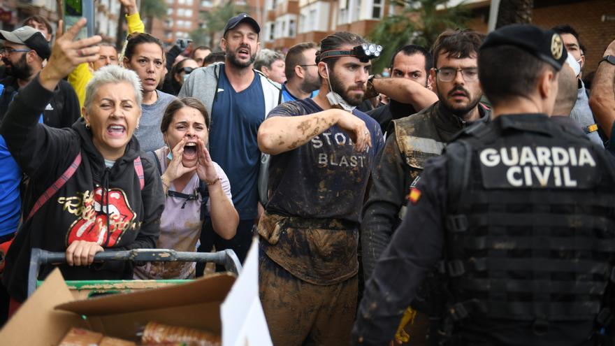 Después del dolor, la rabia estalla en Paiporta durante la visita de los reyes