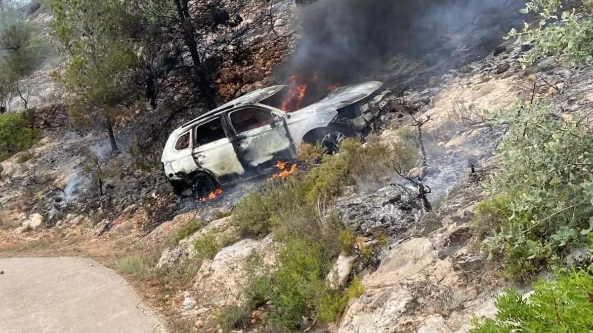 Coche incendiado en la zona del cementerio del Algimia de Almonacid.