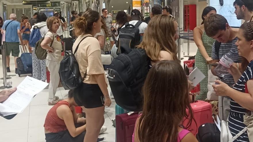 Cientos de pasajeros que viajaban de Florencia a Bilbao se quedaron "tirados" por la cancelación del vuelo