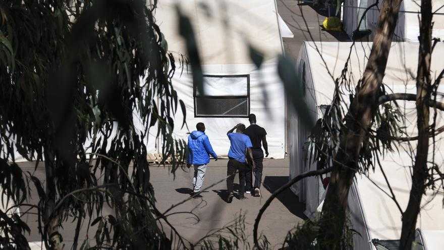 Amnistía Internacional denuncia la presencia de menores migrantes en centros para adultos en Canarias