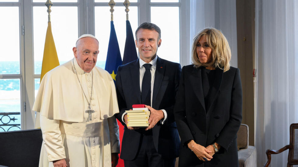 El Papa Francisco y el mandatario francés Emmanuel Macron se reúnen en el Palacio del Faro con motivo del Encuentro del Mediterráneo en Marsella, Francia.