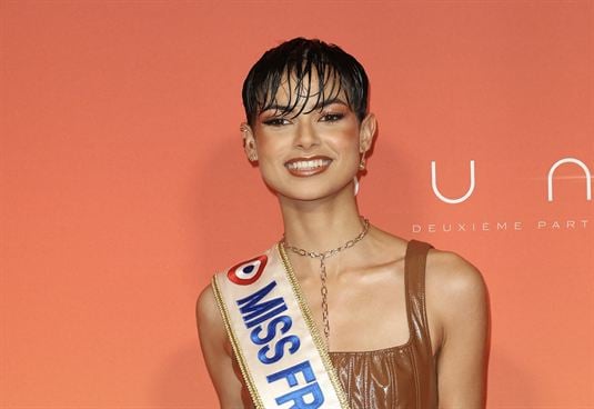 Ève Gilles (Miss France 2024) protégée de près par la sécurité, mais  pourquoi ? - TV ACTU by AlloCiné