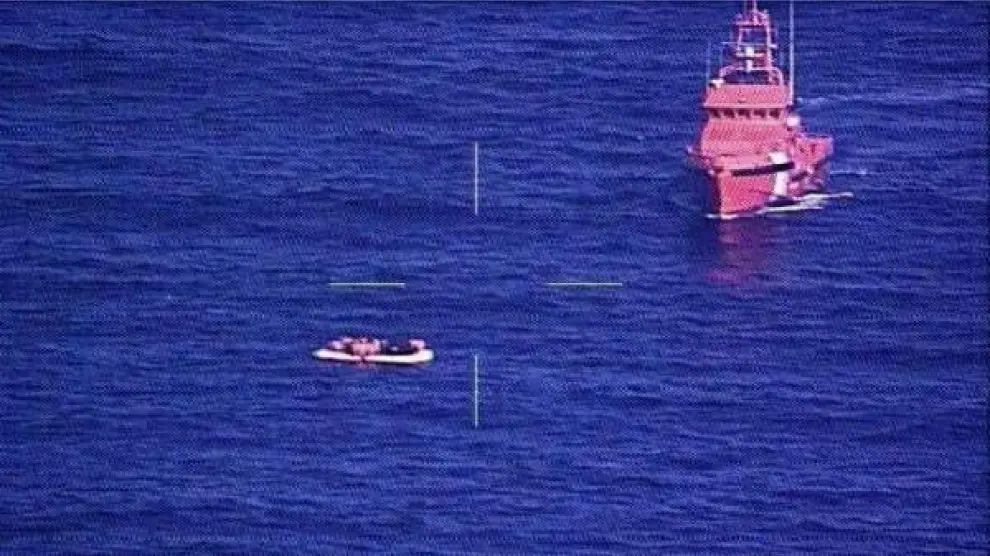 Patera con 56 subsaharianos localizada desde el avión Condor II del Frontex