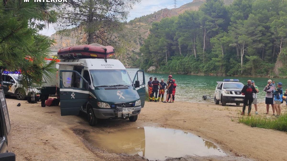 En las labores de búsqueda del cadáver participan agentes del GEAS de la Guardia Civil y bomberos.