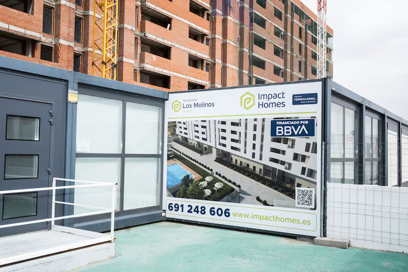 Contenedor con la imagen del nuevo complejo residencial que se va a construir en el Quiñón más de 15 años después. 