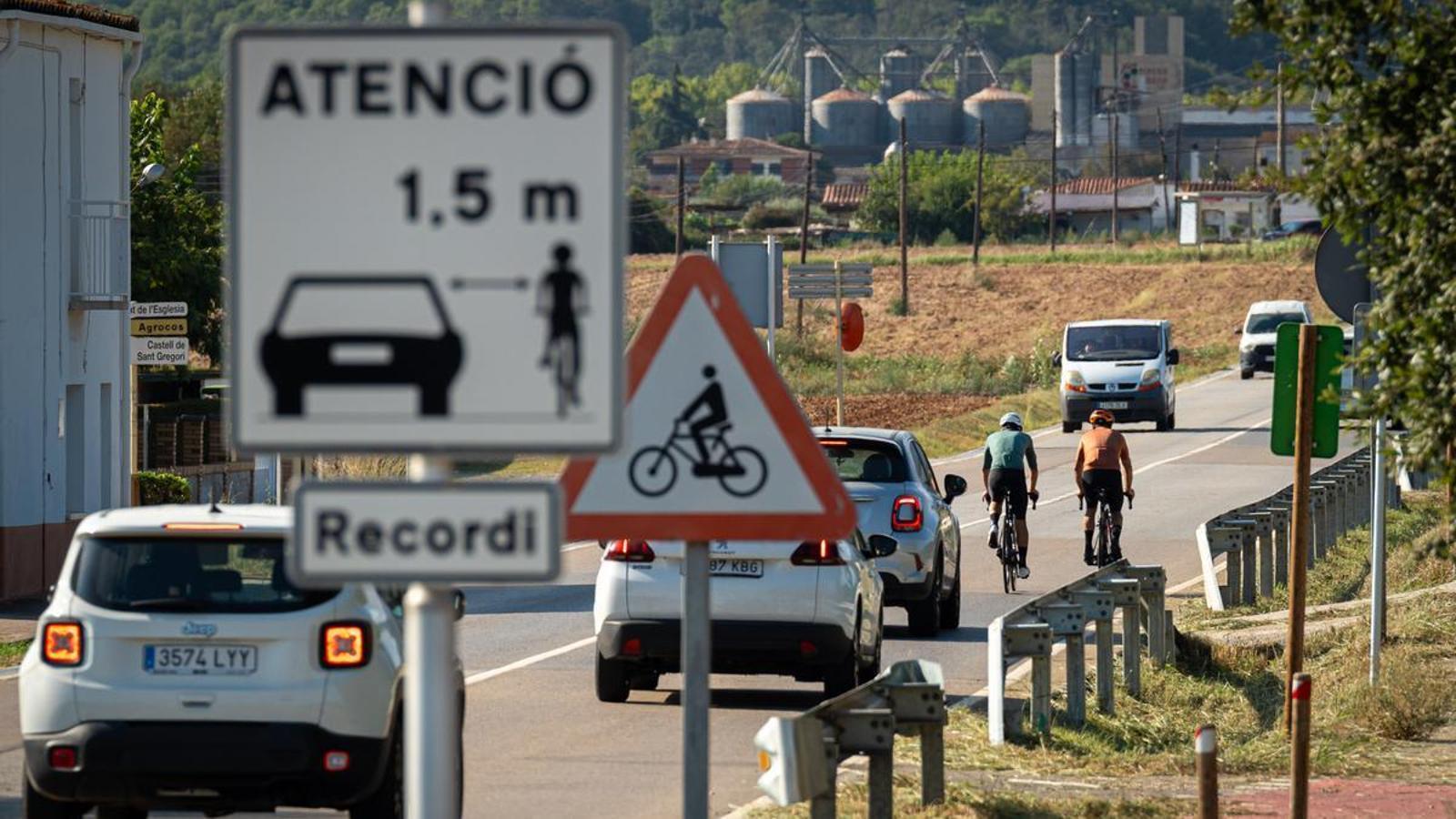 Ciclistas y coches compartiendo carretera en el Valle de la Llémena