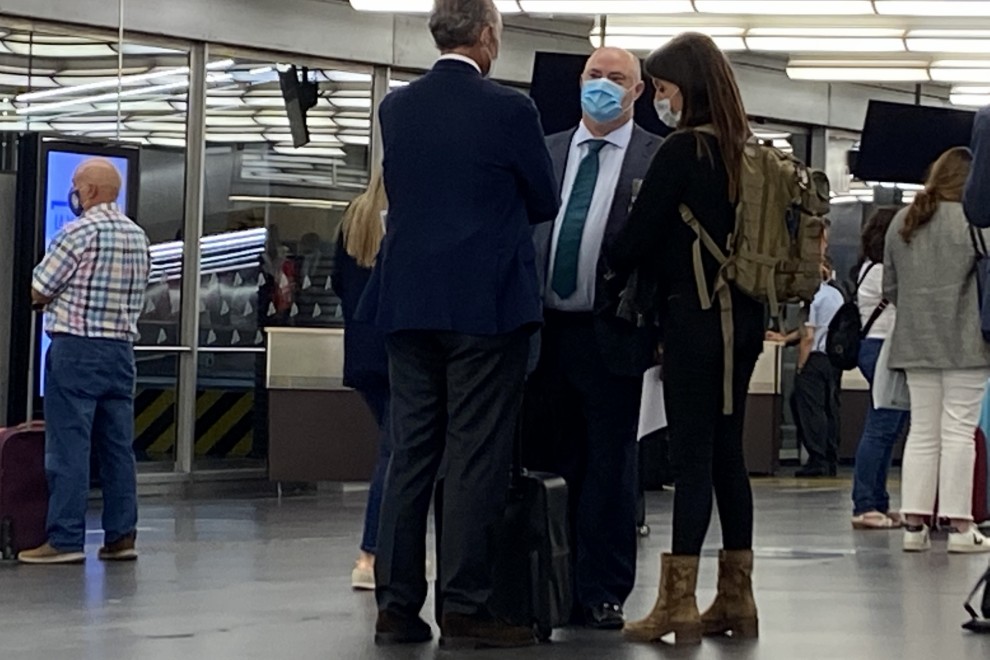 Alberto de Rosa, director ejecutivo europeo de Ribera Salud, el xpresidente valenciano Francisco Camps,  y Cristina Seguí, en la estación del AVE de Atocha de Madrid, el pasado 21 de septeimbre de 2021.