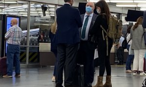 Alberto de Rosa, director ejecutivo europeo de Ribera Salud, el xpresidente valenciano Francisco Camps,  y Cristina Seguí, en la estación del AVE de Atocha de Madrid, el pasado 21 de septeimbre de 2021.