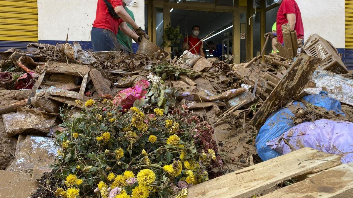 Voluntarios ayudan a retirar escombros en la localidad valenciana de Aldaia este sábado.