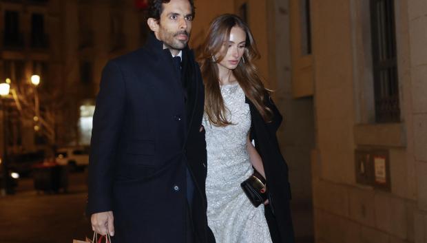 Alonso Aznar (i), hijo del expresidente del Gobierno José María Aznar y de la ex alcaldesa de Madrid Ana Botella, junto a su pareja, Renata Collado (d)