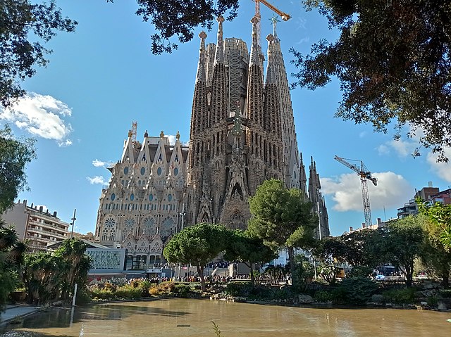 640px-Sagrada_Familia_8-12-21_%281%29.jpg