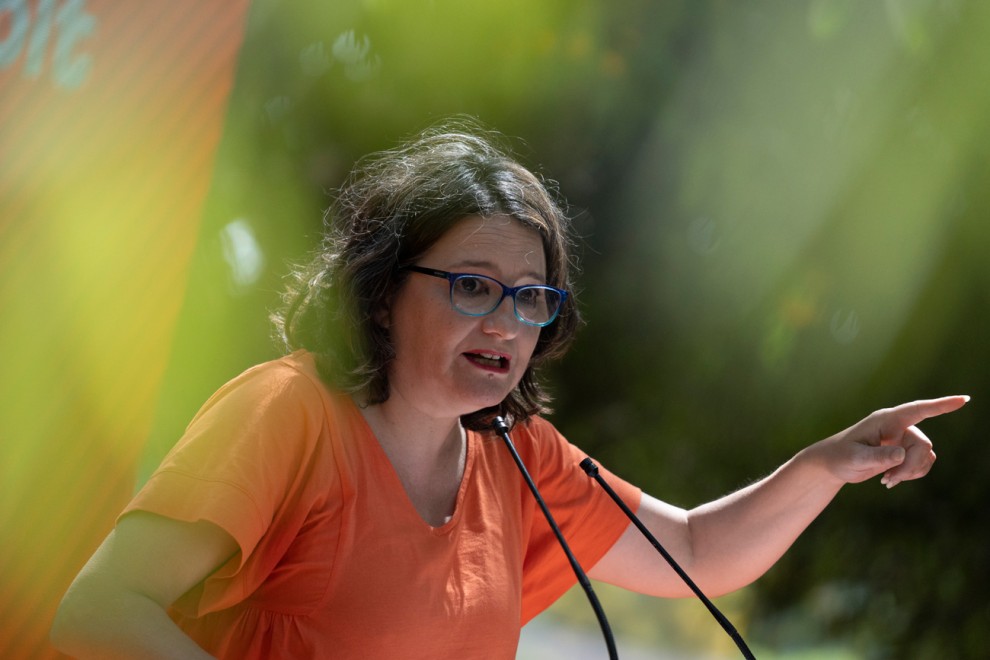 La exvicepresidenta de la Generalitat Valenciana, Mónica Oltra, interviene durante un acto de Compromís, en el Jardín del Turia, a 18 de junio de 2022