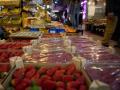 Fresas en un expositor de una frutería en un mercado